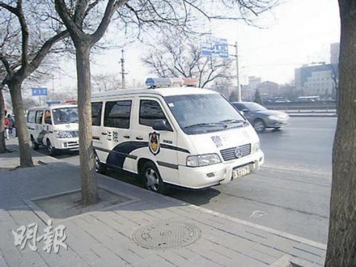 在國家信訪局大門外左側50米處,停泊着來自遼寧省的截訪車輛。(劉洪慶攝) 在國家信訪局大門外左側50米處,停泊着來自遼寧省的截訪車輛。(劉洪慶攝)