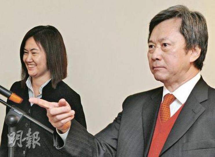 趙國雄(右)昨表示,旗下商場多為「屋邨商場」,加租同時要要照顧居民生活所需。左為趙國雄女兒兼集團副行政總裁趙宇。(劉焌陶攝) 趙國雄(右)昨表示,旗下商場多為「屋邨商場」,加租同時要要照顧居民生活所需。左為趙國雄女兒兼集團副行政總裁趙宇。(劉焌陶攝)