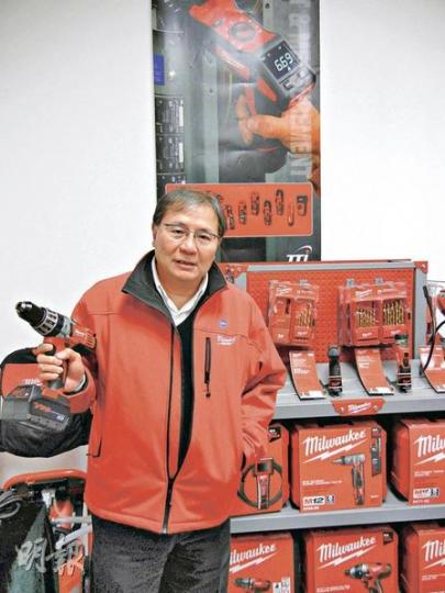 陳志聰在東莞廠房展示多件新產品,包括他身上最新推出的保暖外套。(林紹桐攝) 陳志聰在東莞廠房展示多件新產品,包括他身上最新推出的保暖外套。(林紹桐攝)