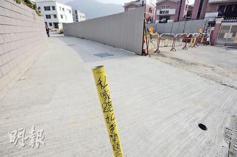 通往菜園新村的唯一道路有一條鐵柱攔在正中,菜園村民指路權一日未解決,他們無法運送建築材料建新村。(朱永倫攝)農戶鄭先生左方的農地已被菜園村收購,惟日前有義工誤中副車,一併斬去右方仍屬他擁有的蕉樹,對方已致歉並承諾賠償。(朱永倫攝)(明報製圖) 通往菜園新村的唯一道路有一條鐵柱攔在正中,菜園村民指路權一日未解決,他們無法運送建築材料建新村。(朱永倫攝)農戶鄭先生左方的農地已被菜園村收購,惟日前有義工誤中副車,一併斬去右方仍屬他擁有的蕉樹,對方已致歉並承諾賠償。(朱永倫攝)(明報製圖)