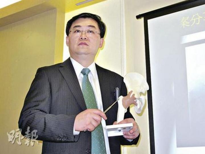 高拔萃醫生表示,長者跌傷髖骨及盆骨等主要骨骼,傷癒後首兩年內死亡率仍高達三成,呼籲長者一旦跌傷應及早求醫。(余卓善攝) 高拔萃醫生表示,長者跌傷髖骨及盆骨等主要骨骼,傷癒後首兩年內死亡率仍高達三成,呼籲長者一旦跌傷應及早求醫。(余卓善攝)