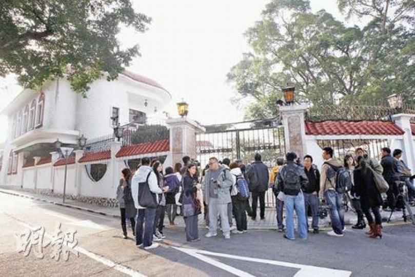 何鴻燊入禀控告二房和三房侵吞財產後,長房和四房的取態備受關注,昨日有消息傳出,指長房女兒何超賢將在何鴻燊的澳門大宅會見記者,大批港澳記者趕至大宅,但何超賢臨時因病缺席,據與會者說,改由長房孫女何家華代為接待,只准幾家葡語和英語媒體入大宅內閒聊,但沒有就爭產表態。(李紹昌攝) 何鴻燊入禀控告二房和三房侵吞財產後,長房和四房的取態備受關注,昨日有消息傳出,指長房女兒何超賢將在何鴻燊的澳門大宅會見記者,大批港澳記者趕至大宅,但何超賢臨時因病缺席,據與會者說,改由長房孫女何家華代為接待,只准幾家葡語和英語媒體入大宅內閒聊,但沒有就爭產表態。(李紹昌攝)