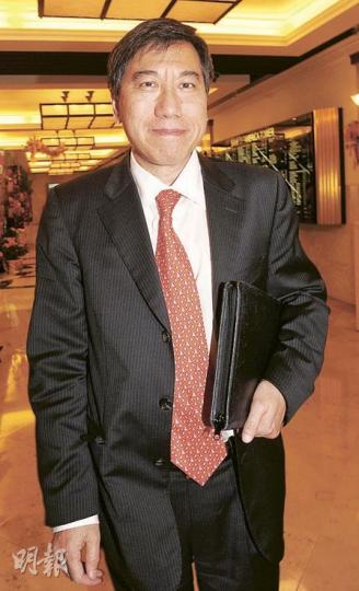 無綫董事兼總經理李寶安昨日傍晚現身於「殼王」陳國強的辦公大樓大堂。他表示,因為無綫股權轉變須向廣管局提交資料,因此到陳國強辦公室拿取資料。(劉焌陶攝)德祥企業副主席及董事總經理周美華強調,財團以陳國強牽頭,詳細比例會再作公布。(郭慶輝攝) 無綫董事兼總經理李寶安昨日傍晚現身於「殼王」陳國強的辦公大樓大堂。他表示,因為無綫股權轉變須向廣管局提交資料,因此到陳國強辦公室拿取資料。(劉焌陶攝)德祥企業副主席及董事總經理周美華強調,財團以陳國強牽頭,詳細比例會再作公布。(郭慶輝攝)