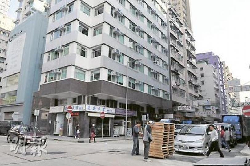 一名老婦昨午於銀行取出11萬人民幣現金準備過年,但行至廣東道和鴉蘭街交界時,被尾隨賊人搶去載着巨款的手袋。(林錫禮攝) 一名老婦昨午於銀行取出11萬人民幣現金準備過年,但行至廣東道和鴉蘭街交界時,被尾隨賊人搶去載着巨款的手袋。(林錫禮攝)