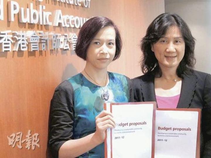 香港會計師公會稅務委員會主席劉麥嘉軒(左)表示,由於本港依賴土地和印花稅為主要收入,而這些稅項均受經濟環境所影響,故每年政府錯估盈餘並不足為奇。右為公會財政預算案建議專責小組召集人陳苑芬。(姚國雄攝) 香港會計師公會稅務委員會主席劉麥嘉軒(左)表示,由於本港依賴土地和印花稅為主要收入,而這些稅項均受經濟環境所影響,故每年政府錯估盈餘並不足為奇。右為公會財政預算案建議專責小組召集人陳苑芬。(姚國雄攝)