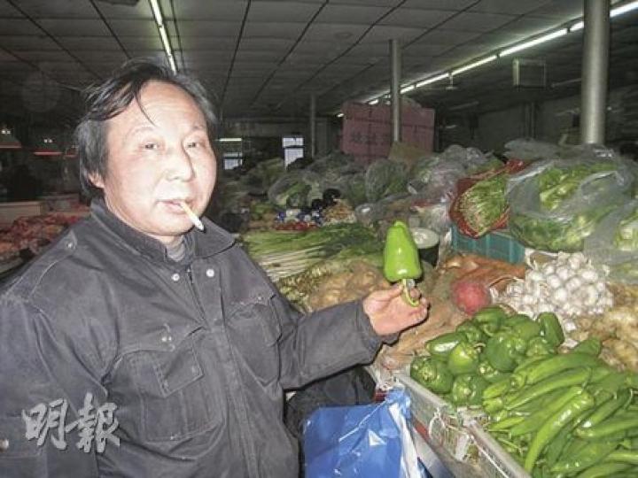 菜販老李表示,菜價上漲主要是年關效應,加上南方大雪,大批菜被凍壞,青菜運輸時間亦由兩天變成1周。(劉洪慶攝) 菜販老李表示,菜價上漲主要是年關效應,加上南方大雪,大批菜被凍壞,青菜運輸時間亦由兩天變成1周。(劉洪慶攝)