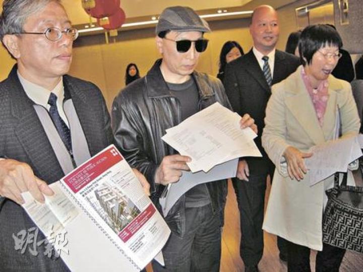 西環均益街1至2號物業,昨被強拍以底價6810萬元成交後,重建關注組因不滿強拍制度在過程中欠透明度,該組主席吳彥強(前排左一)昨聯同上述物業一名小業主梁先生(前排左二)在現場向傳媒申訴。(吳光熙攝) 西環均益街1至2號物業,昨被強拍以底價6810萬元成交後,重建關注組因不滿強拍制度在過程中欠透明度,該組主席吳彥強(前排左一)昨聯同上述物業一名小業主梁先生(前排左二)在現場向傳媒申訴。(吳光熙攝)