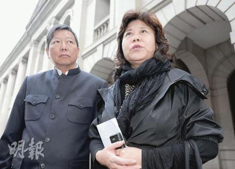 工自聯呂京花(右)日前「闖關」抵達香港,出席昨晚及今日舉行的司徒華追思會及安息禮拜,表達哀思。左為支聯會代主席李卓人。(朱永倫攝) 工自聯呂京花(右)日前「闖關」抵達香港,出席昨晚及今日舉行的司徒華追思會及安息禮拜,表達哀思。左為支聯會代主席李卓人。(朱永倫攝)