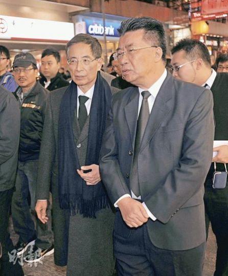 昨晚前去對司徒華致敬的,除了戰友李柱銘(左),還有全國政協委員劉夢熊(右)。(余俊亮攝)司徒華生前為教育界爭取權益不遺餘力,教育局長孫明揚(中)昨晚率領局方一眾官員出席追思會。他是出席司徒華悼念活動的唯一一名局長。(余俊亮攝)前官員及前行會成員,包括(左起)李麗娟、李鵬飛及陳方安生昨晚出席追思會,送華叔最後一程。(余俊亮攝) 昨晚前去對司徒華致敬的,除了戰友李柱銘(左),還有全國政協委員劉夢熊(右)。(余俊亮攝)司徒華生前為教育界爭取權益不遺餘力,教育局長孫明揚(中)昨晚率領局方一眾官員出席追思會。他是出席司徒華悼念活動的唯一一名局長。(余俊亮攝)前官員及前行會成員,包括(左起)李麗娟、李鵬飛及陳方安生昨晚出席追思會,送華叔最後一程。(余俊亮攝)