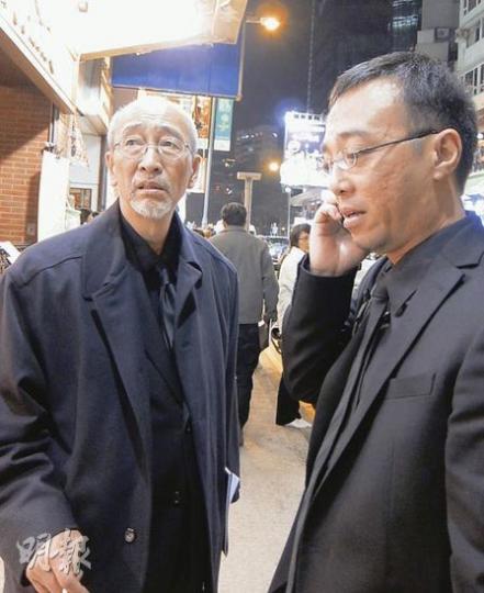 司徒華的五弟司徒衛幹(左)昨日被追問華叔的遺囑安排時,只回應一句「我好介意(回應)!」右為司徒華的侄兒司徒元。 (姚國雄攝) 司徒華的五弟司徒衛幹(左)昨日被追問華叔的遺囑安排時,只回應一句「我好介意(回應)!」右為司徒華的侄兒司徒元。 (姚國雄攝)