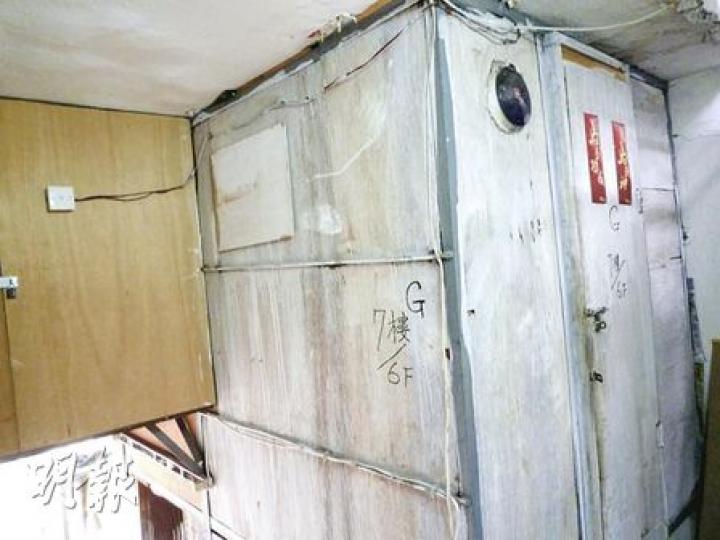 懷疑非法改裝的工廈單位,在天台梯間被人用木板、鋼架僭建「空中之房」,另原本5層高的大廈多了「6樓」。(明報記者攝)單位電表外殼被打開,共用的電線板混亂殘舊,恐有消防隱患。(明報記者攝)記者發現1樓的分租單位外,鋼梯等雜物佔去約6呎寬走廊近一半空間,阻塞走火通道。(明報記者攝) 懷疑非法改裝的工廈單位,在天台梯間被人用木板、鋼架僭建「空中之房」,另原本5層高的大廈多了「6樓」。(明報記者攝)單位電表外殼被打開,共用的電線板混亂殘舊,恐有消防隱患。(明報記者攝)記者發現1樓的分租單位外,鋼梯等雜物佔去約6呎寬走廊近一半空間,阻塞走火通道。(明報記者攝)