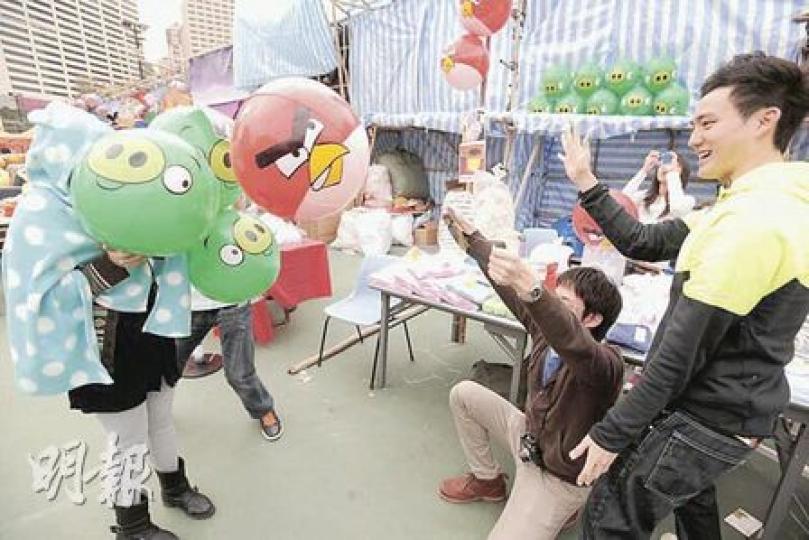 iPhone用家可有想過玩實物版「憤怒鳥」?有年宵檔將iPhone熱門遊戲Angry Birds製作玩具,一家大小可用丫叉齊齊射鳥。(何家達攝) iPhone用家可有想過玩實物版「憤怒鳥」?有年宵檔將iPhone熱門遊戲Angry Birds製作玩具,一家大小可用丫叉齊齊射鳥。(何家達攝)