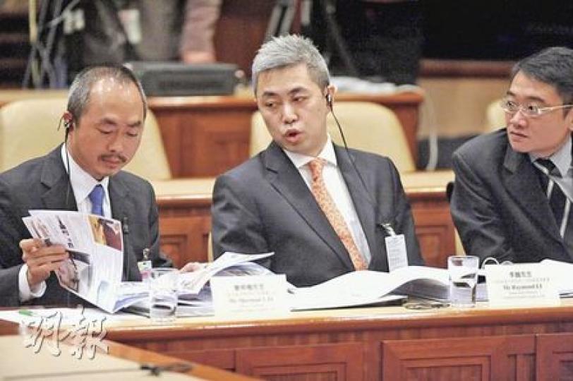 中原地產主席黎明楷(左一)到立法會解釋The Icon事件,指宣傳材料由發展商提供,地產代理不是則師,沒足夠專業知識判斷材料中的開放式廚房是否違例。(尹錦恩攝)一直關注The Icon業主收樓貨不對辦的立法會議員陳淑莊,昨於房屋事務委員會特別會議上出示多張圖則,力證樓盤宣傳資料中顯示的開放式廚房不符合樓宇核准圖則,顯示可能有非法改裝問題。(尹錦恩攝) 中原地產主席黎明楷(左一)到立法會解釋The Icon事件,指宣傳材料由發展商提供,地產代理不是則師,沒足夠專業知識判斷材料中的開放式廚房是否違例。(尹錦恩攝)一直關注The Icon業主收樓貨不對辦的立法會議員陳淑莊,昨於房屋事務委員會特別會議上出示多張圖則,力證樓盤宣傳資料中顯示的開放式廚房不符合樓宇核准圖則,顯示可能有非法改裝問題。(尹錦恩攝)