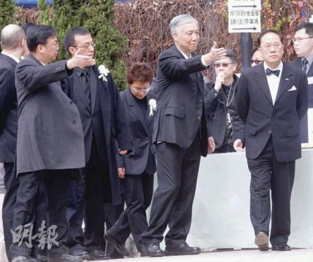 特首曾蔭權(右)昨日沒有出席司徒華的安息禮拜,只出席團體公祭,他與同行6名官員向司徒華遺照行三鞠躬禮,逗留約4分鐘後便離開。圖為曾蔭權昨抵達時,治喪委員會召集人朱耀明牧師(前左)和司徒華的家屬上前迎接。(李紹昌攝)曾被司徒華斥為「猶大」的劉千石(右),昨現身司徒華的安息禮拜,離開時與民運人士呂京花(左)十指緊扣,被問想向華叔說什麼,他只說「安息」。(李紹昌攝)陳日君樞機昨日出席司徒華的安息禮拜,神色哀傷。他讚揚華叔支持教區《校本條例》上訴至終審法院,願華叔在天家與神同在。(李紹昌攝)環境局長邱騰 特首曾蔭權(右)昨日沒有出席司徒華的安息禮拜,只出席團體公祭,他與同行6名官員向司徒華遺照行三鞠躬禮,逗留約4分鐘後便離開。圖為曾蔭權昨抵達時,治喪委員會召集人朱耀明牧師(前左)和司徒華的家屬上前迎接。(李紹昌攝)曾被司徒華斥為「猶大」的劉千石(右),昨現身司徒華的安息禮拜,離開時與民運人士呂京花(左)十指緊扣,被問想向華叔說什麼,他只說「安息」。(李紹昌攝)陳日君樞機昨日出席司徒華的安息禮拜,神色哀傷。他讚揚華叔支持教區《校本條例》上訴至終審法院,願華叔在天家與神同在。(李紹昌攝)環境局長邱騰