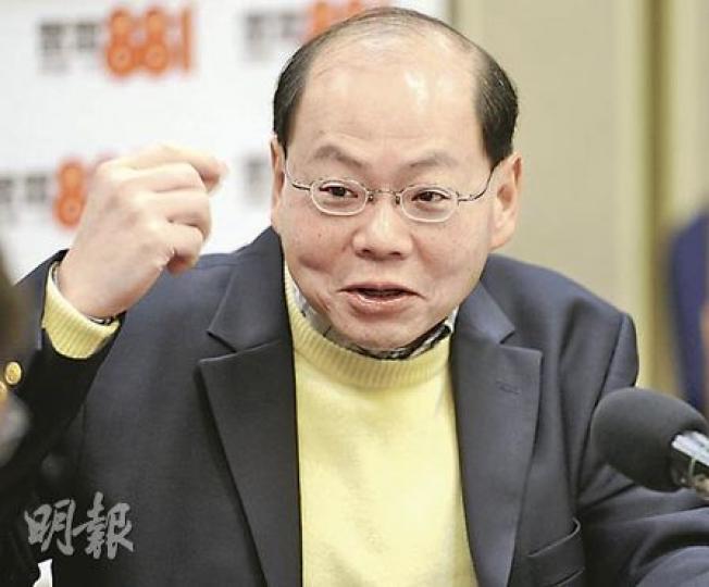曾偉雄昨日接受電台訪問時說,「鷹派」還是「鴿派」不是最重要,如果「鷹派」是指他對待違法者和匪徒方面,他會認同。(尹錦恩攝) 曾偉雄昨日接受電台訪問時說,「鷹派」還是「鴿派」不是最重要,如果「鷹派」是指他對待違法者和匪徒方面,他會認同。(尹錦恩攝)
