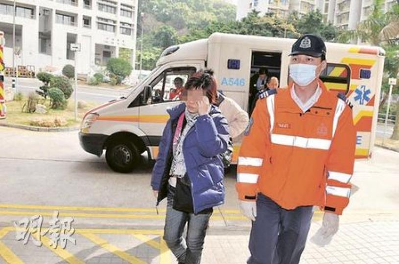 在超市碰撞後爭執打架的3名男女,被警方拘捕,其中兩人報稱面部受傷,送聯合醫院治理。(林錫禮攝) 在超市碰撞後爭執打架的3名男女,被警方拘捕,其中兩人報稱面部受傷,送聯合醫院治理。(林錫禮攝)