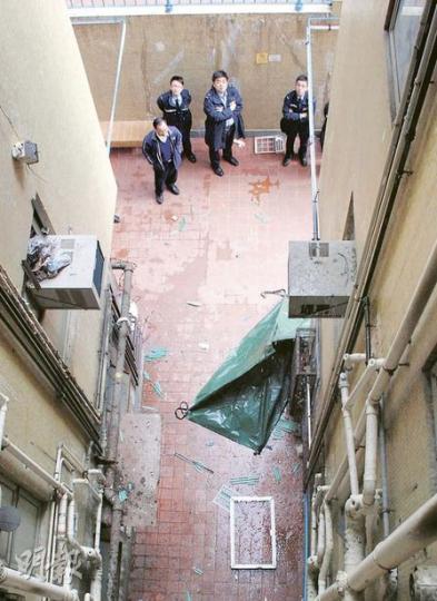 死者伏屍平台,警員以帳篷覆蓋屍體,旁邊相信是與死者一同墜樓的窗框及冷氣機殼,部分單位的綠色膠簷篷亦遭撞毁,碎片散落一地。(雲錦鋒攝)與死者一同墜樓的窗框及死者墮樓期間撞毁的冷氣機,事後被工人運走。(雲錦鋒攝) 死者伏屍平台,警員以帳篷覆蓋屍體,旁邊相信是與死者一同墜樓的窗框及冷氣機殼,部分單位的綠色膠簷篷亦遭撞毁,碎片散落一地。(雲錦鋒攝)與死者一同墜樓的窗框及死者墮樓期間撞毁的冷氣機,事後被工人運走。(雲錦鋒攝)