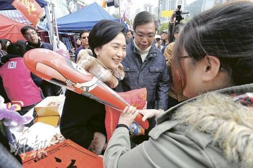 社民連年宵攤檔除了有「雙截蕉」外,還特意設計了印有劉曉波肖像的「空櫈」T恤(左一白衣)。(陳雪玲攝) 社民連年宵攤檔除了有「雙截蕉」外,還特意設計了印有劉曉波肖像的「空櫈」T恤(左一白衣)。(陳雪玲攝)