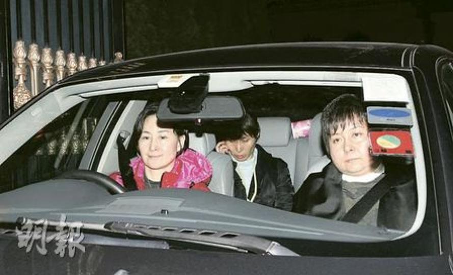 何超瓊(駕車者)、何超蕸(前座)和何超鳳(後座)3名二房女兒,於昨晚接近午夜才離開母親的谷柏道大屋。(孫華中攝)二房藍瓊纓的兒子何猷龍,昨晚11時30分離開其母親的豪宅。(孫華中攝) 何超瓊(駕車者)、何超蕸(前座)和何超鳳(後座)3名二房女兒,於昨晚接近午夜才離開母親的谷柏道大屋。(孫華中攝)二房藍瓊纓的兒子何猷龍,昨晚11時30分離開其母親的豪宅。(孫華中攝)