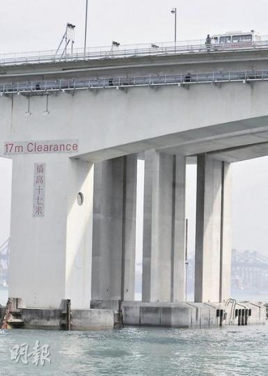 現場所見,青衣南橋柱上有「橋高17米」字眼,計及大橋厚度,橋面高度達26米。(林錫禮攝) 現場所見,青衣南橋柱上有「橋高17米」字眼,計及大橋厚度,橋面高度達26米。(林錫禮攝)