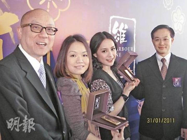 英皇國際執行董事張炳強(左)指出,新春期間購買維壹的買家,可獲贈圖中顯示、價值68.8萬元的金條。右為英皇藝人鍾欣桐。(林可為攝) 英皇國際執行董事張炳強(左)指出,新春期間購買維壹的買家,可獲贈圖中顯示、價值68.8萬元的金條。右為英皇藝人鍾欣桐。(林可為攝)