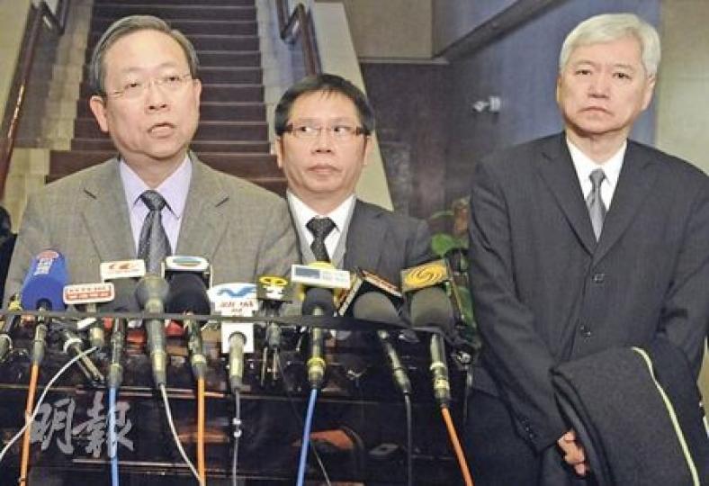 保安局副局長黎棟國(左)強調,香港不派包機到埃及,是因為香港沒有直航埃及航班,安排港人乘坐中國包機更快。旁為旅遊業議會總幹事董耀中(右)及主席胡兆英(中)。(尹錦恩攝)(明報製圖) 保安局副局長黎棟國(左)強調,香港不派包機到埃及,是因為香港沒有直航埃及航班,安排港人乘坐中國包機更快。旁為旅遊業議會總幹事董耀中(右)及主席胡兆英(中)。(尹錦恩攝)(明報製圖)