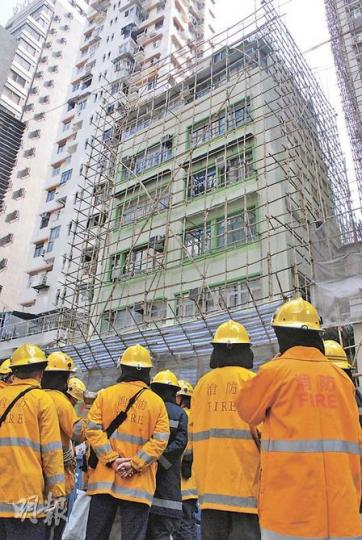 大王東街一幢唐樓「3日兩震」,大批消防員昨晨再次出動到場戒備。坊眾指連串事件可能與附近地盤工程有關。(雲錦鋒攝)(明報製圖) 大王東街一幢唐樓「3日兩震」,大批消防員昨晨再次出動到場戒備。坊眾指連串事件可能與附近地盤工程有關。(雲錦鋒攝)(明報製圖)