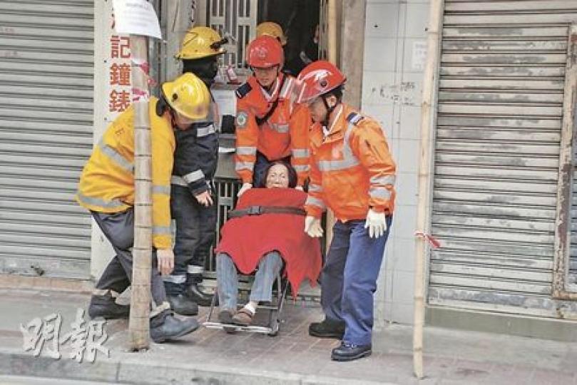 大王東街唐樓昨晨再次搖晃震動,消防及救護員到場合力疏散行動不便的年邁住客。(雲錦鋒攝) 大王東街唐樓昨晨再次搖晃震動,消防及救護員到場合力疏散行動不便的年邁住客。(雲錦鋒攝)