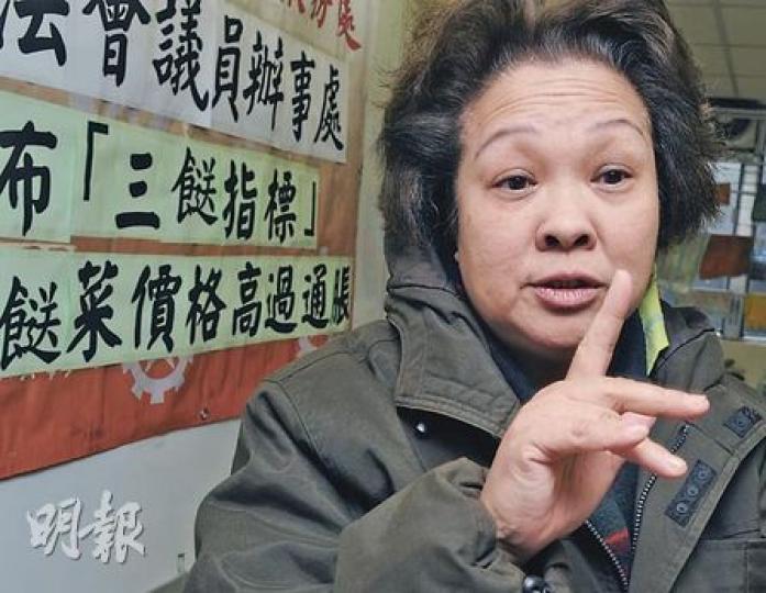 通脹再苦,還是要過年。馮女士昨盡力打點團年飯,左計右計終於把買菜錢控制在170元左右,但活雞要改為豬腩肉,鯇魚變鯪魚,「感覺菜式比去年大為遜色」。(劉焌陶攝)
通脹再苦,還是要過年。馮女士昨盡力打點團年飯,左計右計終於把買菜錢控制在170元左右,但活雞要改為豬腩肉,鯇魚變鯪魚,「感覺菜式比去年大為遜色」。(劉焌陶攝)