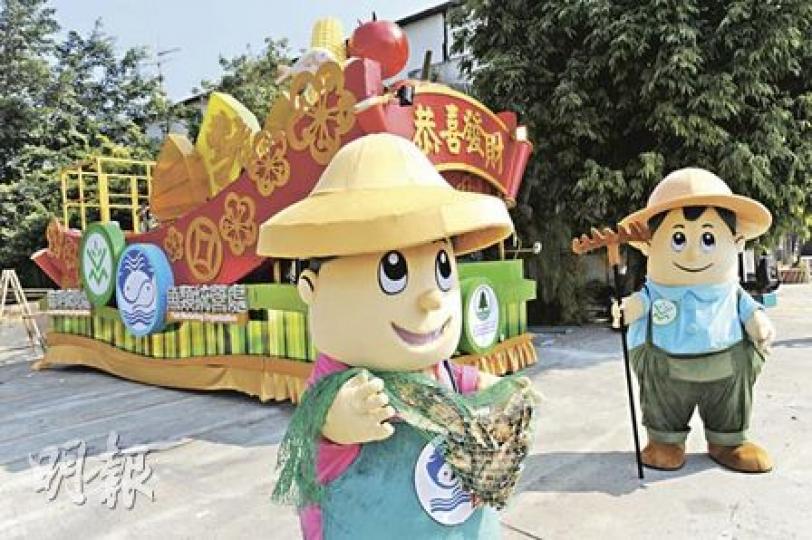 新春花車巡遊初一晚舉行,首次參加的魚類統營處和蔬菜統營處以船形花車祝願香港豐衣足食。(尹錦恩攝) 新春花車巡遊初一晚舉行,首次參加的魚類統營處和蔬菜統營處以船形花車祝願香港豐衣足食。(尹錦恩攝)