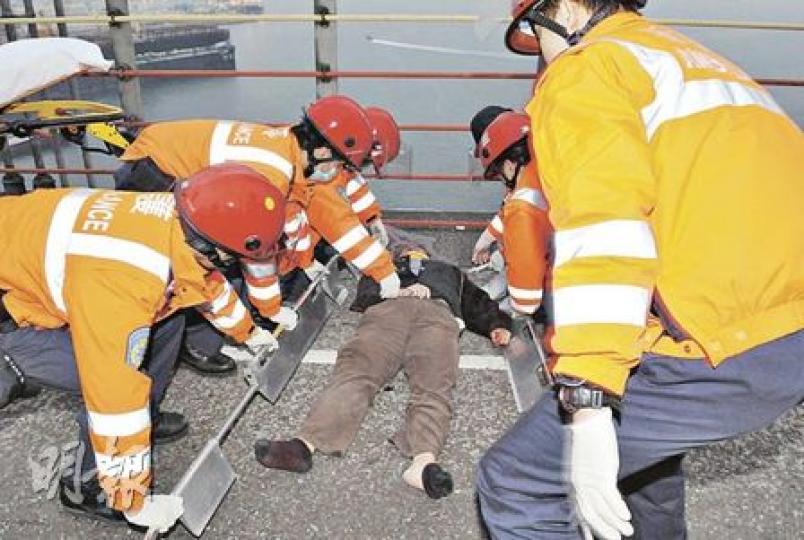校巴跟車保母在青馬大橋上離奇跌出車外重傷昏迷,送院搶救後不治。(蔡方山攝)(明報製圖)警方調查校巴女保母跌出車外奪命意外,發現車門開關控制把手(紅色手柄),被調校至手動位置,並不是留在自動位置。(蔡方山攝) 校巴跟車保母在青馬大橋上離奇跌出車外重傷昏迷,送院搶救後不治。(蔡方山攝)(明報製圖)警方調查校巴女保母跌出車外奪命意外,發現車門開關控制把手(紅色手柄),被調校至手動位置,並不是留在自動位置。(蔡方山攝)