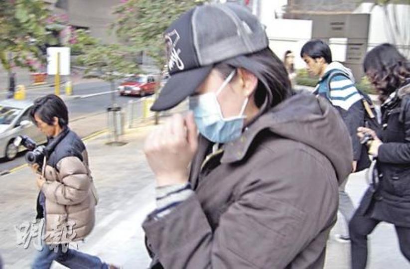 40歲星籍男子王守信透過互聯網認識兩名女朋友,多次盜用她們的信用卡消費逾百萬元。其中一名事主陳麗萍(戴帽者)直言被告「用唔同藉口我」。(林景輝攝) 40歲星籍男子王守信透過互聯網認識兩名女朋友,多次盜用她們的信用卡消費逾百萬元。其中一名事主陳麗萍(戴帽者)直言被告「用唔同藉口我」。(林景輝攝)