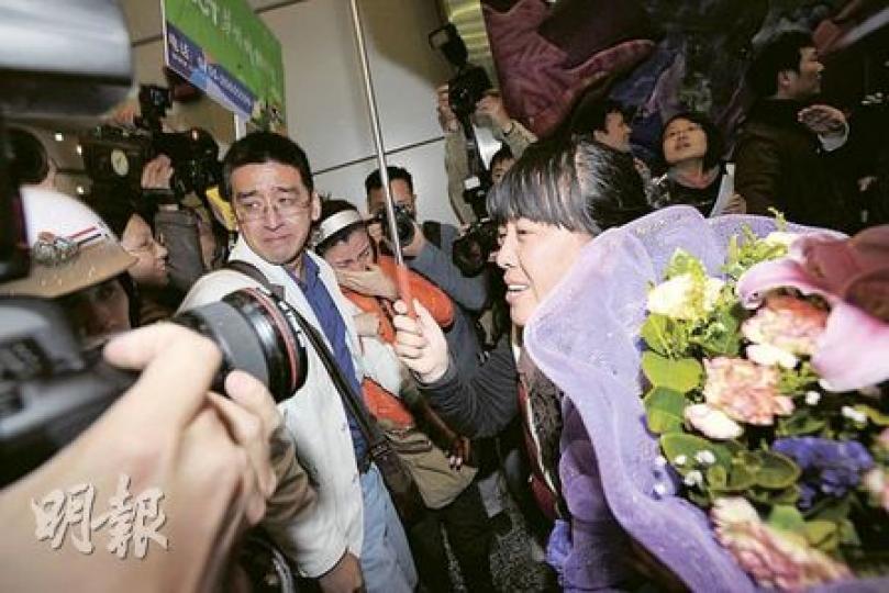 中國派出包機從埃及接中國公民回廣州,當局於機場舉行歡迎儀式;而4名香港人亦隨機回來,但甫下機即被駐粵辦職員接走,與傳媒緣慳一面。(何家達攝) 中國派出包機從埃及接中國公民回廣州,當局於機場舉行歡迎儀式;而4名香港人亦隨機回來,但甫下機即被駐粵辦職員接走,與傳媒緣慳一面。(何家達攝)