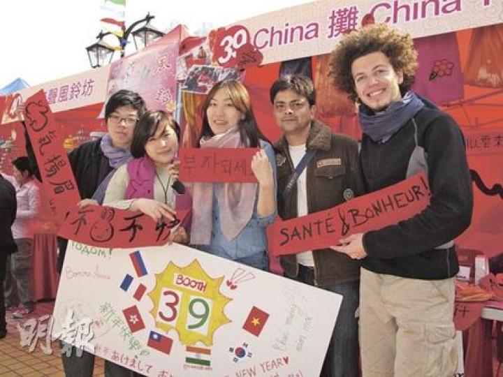 本港青年張永俊(左起)、蕭瀛鈺,以及來自韓國的金慈恩、印度的Navneet及法國的Laurent,以自己國家的語言寫揮春,為市民送上兔年祝福。(余卓善攝) 本港青年張永俊(左起)、蕭瀛鈺,以及來自韓國的金慈恩、印度的Navneet及法國的Laurent,以自己國家的語言寫揮春,為市民送上兔年祝福。(余卓善攝)
