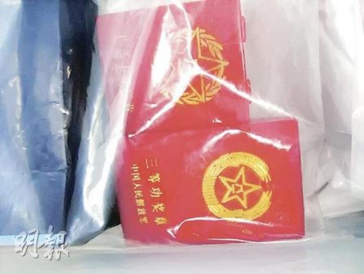 因強姦及企圖強姦繼女罪成而被囚9年半的被告曾當解放軍,因救災而兩度獲勳章嘉許。(陳穎鏇攝) 因強姦及企圖強姦繼女罪成而被囚9年半的被告曾當解放軍,因救災而兩度獲勳章嘉許。(陳穎鏇攝)