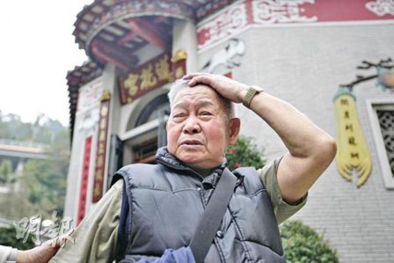 85歲獨居老人盧惠波尋親七十載,只望在有生之年,能與弟弟盧志波及妹妹盧愛金重逢。站在大坑蓮花宮前,回望昔日居所舊址,他不禁眼泛淚光道﹕「不論弟妹在生與否,都想得到一個答案。」(郭慶輝攝)盧惠波隨身攜帶的紅封包中,放有年輕時的舊照,可是無一是全家幅。(陳家俊攝) 85歲獨居老人盧惠波尋親七十載,只望在有生之年,能與弟弟盧志波及妹妹盧愛金重逢。站在大坑蓮花宮前,回望昔日居所舊址,他不禁眼泛淚光道﹕「不論弟妹在生與否,都想得到一個答案。」(郭慶輝攝)盧惠波隨身攜帶的紅封包中,放有年輕時的舊照,可是無一是全家幅。(陳家俊攝)