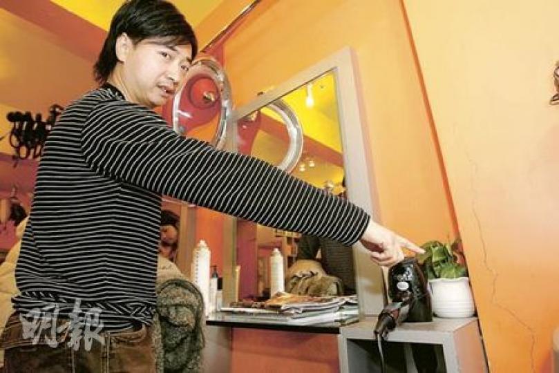 廈門街髮廊負責人文先生稱,利東街地盤打樁後,舖內牆身即出現裂痕。(郭慶輝攝) 廈門街髮廊負責人文先生稱,利東街地盤打樁後,舖內牆身即出現裂痕。(郭慶輝攝)