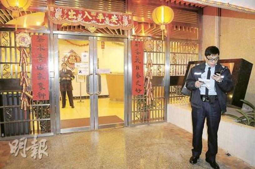 警員臨時封鎖彩碧閣發生離奇命案大廈,居民出入均要由警員登記資料。(衛永康攝) 警員臨時封鎖彩碧閣發生離奇命案大廈,居民出入均要由警員登記資料。(衛永康攝)
