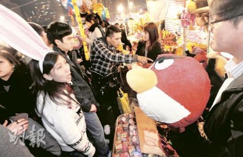 iPhone遊戲「憤怒鳥」在手機遊戲市場熱賣,在年宵市場亦不遑多讓,維園內有多個攤檔出售,售價雖逾百元,但多次加價仍十分搶手,入夜後更為熱賣,毋須如往年般割價清貨,反映產品只要有創意,即使加價,消費者也會大破慳囊。(何家達攝)兔仔裝飾是兔年維園年宵的特色,今年乾貨銷情高漲下,不少攤檔於昨午已回本,就是加價也不影響銷情。尤以賣創意產品的攤檔更是獲利甚豐,共過肥年。(李紹昌攝)三級電影《肉蒲團》是今年維園年宵最出位的攤檔,巨乳吹氣公仔吸引遊人目光,又自設小影院播放3D預告。年宵檔負責人愛明(右)笑言 iPhone遊戲「憤怒鳥」在手機遊戲市場熱賣,在年宵市場亦不遑多讓,維園內有多個攤檔出售,售價雖逾百元,但多次加價仍十分搶手,入夜後更為熱賣,毋須如往年般割價清貨,反映產品只要有創意,即使加價,消費者也會大破慳囊。(何家達攝)兔仔裝飾是兔年維園年宵的特色,今年乾貨銷情高漲下,不少攤檔於昨午已回本,就是加價也不影響銷情。尤以賣創意產品的攤檔更是獲利甚豐,共過肥年。(李紹昌攝)三級電影《肉蒲團》是今年維園年宵最出位的攤檔,巨乳吹氣公仔吸引遊人目光,又自設小影院播放3D預告。年宵檔負責人愛明(右)笑言