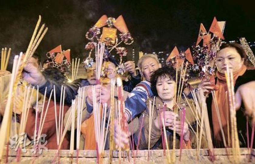 昨晚有近400善信到黃大仙祠爭相上頭炷香,祈求兔年好運。嗇色園昨日首次派發的限量版風車,雖然供應量足,但派發時仍一度引起混亂。(何家達攝) 昨晚有近400善信到黃大仙祠爭相上頭炷香,祈求兔年好運。嗇色園昨日首次派發的限量版風車,雖然供應量足,但派發時仍一度引起混亂。(何家達攝)