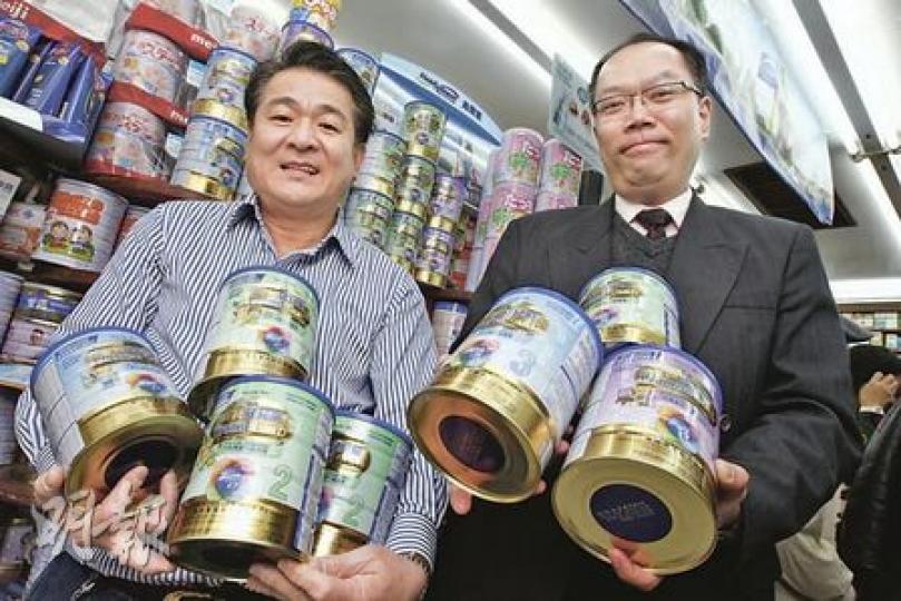 那邊廂美贊臣長期缺貨,這邊廂對手惠氏卻保證零售商「訂幾多就有幾多」,營銷策略截然不同。圖右為惠氏奶粉的美國輝瑞營養品總經理鍾志偉,左為大圍國城大藥房董事兼總經理林偉文。(李紹昌攝) 那邊廂美贊臣長期缺貨,這邊廂對手惠氏卻保證零售商「訂幾多就有幾多」,營銷策略截然不同。圖右為惠氏奶粉的美國輝瑞營養品總經理鍾志偉,左為大圍國城大藥房董事兼總經理林偉文。(李紹昌攝)