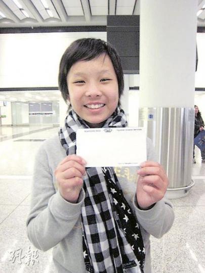 有從埃及返港旅客,向記者展示「空白登機證」,原因是當地機場電腦故障,未能列印任何資料,航空公司人員要在登機證背面寫上編排座位。(陳健佳攝) 有從埃及返港旅客,向記者展示「空白登機證」,原因是當地機場電腦故障,未能列印任何資料,航空公司人員要在登機證背面寫上編排座位。(陳健佳攝)