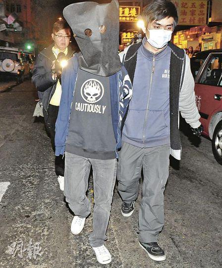 15歲雙失少年涉協助販賣及藏有毒品,被捕後遭警方黑布蒙頭,除在警署度新歲,更要在年初二提堂。(蔡方山攝)警方在油麻地一間出租套房破獲毒品分銷包裝中心,檢獲9萬元K仔毒品(左)及其他證物。(蔡方山攝) 15歲雙失少年涉協助販賣及藏有毒品,被捕後遭警方黑布蒙頭,除在警署度新歲,更要在年初二提堂。(蔡方山攝)警方在油麻地一間出租套房破獲毒品分銷包裝中心,檢獲9萬元K仔毒品(左)及其他證物。(蔡方山攝)