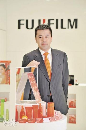 美容產品跟冲印店看似風馬牛不相及,中港照相副主席孫道弘則指兩者其實相近,因為冲印店的顧客亦以女性為主。(葉漢華攝) 美容產品跟冲印店看似風馬牛不相及,中港照相副主席孫道弘則指兩者其實相近,因為冲印店的顧客亦以女性為主。(葉漢華攝)