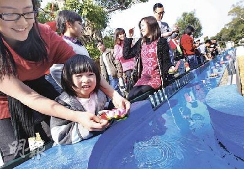 許願池圍欄極低,連小朋友也可以親手把願望花燈投入池內。(李紹昌攝)林村新設的許願池,猶如荒地上的「迴轉壽司帶」,有市民批評設計簡陋及現代化,與中國傳統文化裏的許願不配合。(李紹昌攝) 許願池圍欄極低,連小朋友也可以親手把願望花燈投入池內。(李紹昌攝)林村新設的許願池,猶如荒地上的「迴轉壽司帶」,有市民批評設計簡陋及現代化,與中國傳統文化裏的許願不配合。(李紹昌攝)