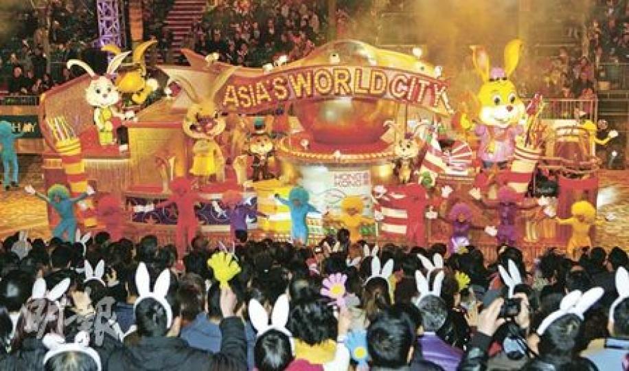 旅發局昨晚在尖沙嘴舉行第16屆新春花車匯演,花車當然少不了今年的主角——兔仔,連在場觀眾亦戴上大會派出的兔耳。警方估計,高峰時有11萬觀眾夾道欣賞匯演。(林振東攝)來自王仁曼芭蕾舞學校的小朋友,換上兔仔裝束,拿着紅蘿蔔蹦蹦跳,成為表演隊伍的其中一個焦點。(林振東攝)傳統的醒獅也在頭上「長出」一對長長兔耳,扮成白兔應節,難怪沿途觀眾看到這隻另類白兔,全都笑逐顏開。(余俊亮攝)每年的新春花車匯演,總少不了笑容可掬的性感女郎,這批來自美國的啦啦隊成員,在巡遊路線上,為市民及遊客送上勁歌熱舞。(余俊亮攝 旅發局昨晚在尖沙嘴舉行第16屆新春花車匯演,花車當然少不了今年的主角——兔仔,連在場觀眾亦戴上大會派出的兔耳。警方估計,高峰時有11萬觀眾夾道欣賞匯演。(林振東攝)來自王仁曼芭蕾舞學校的小朋友,換上兔仔裝束,拿着紅蘿蔔蹦蹦跳,成為表演隊伍的其中一個焦點。(林振東攝)傳統的醒獅也在頭上「長出」一對長長兔耳,扮成白兔應節,難怪沿途觀眾看到這隻另類白兔,全都笑逐顏開。(余俊亮攝)每年的新春花車匯演,總少不了笑容可掬的性感女郎,這批來自美國的啦啦隊成員,在巡遊路線上,為市民及遊客送上勁歌熱舞。(余俊亮攝