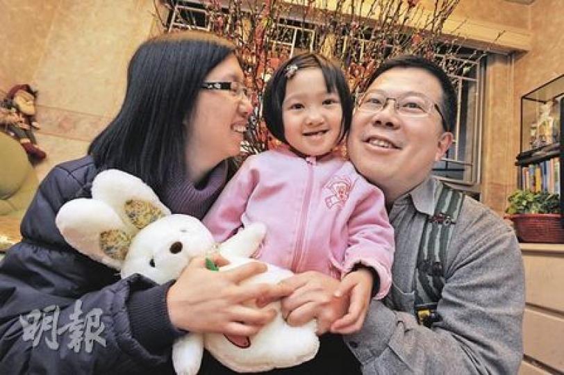 孟姿出生時患單側唇顎全裂,口腔內上顎裂開,口鼻相通(下圖),經過縫合嘴唇和顎骨的手術,孟姿外貌與一般孩子無異,但說話仍較模糊不清。不過即使身有缺陷,她仍是父母的心肝寶貝。(受訪者提供/何家達攝) 孟姿出生時患單側唇顎全裂,口腔內上顎裂開,口鼻相通(下圖),經過縫合嘴唇和顎骨的手術,孟姿外貌與一般孩子無異,但說話仍較模糊不清。不過即使身有缺陷,她仍是父母的心肝寶貝。(受訪者提供/何家達攝)