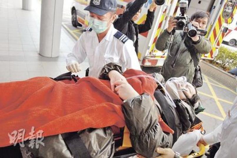 龍翔道七人車車禍,其中一名女傷者送院時需要用氧氣罩協助呼吸,傷勢嚴重。(屈俊樂攝) 龍翔道七人車車禍,其中一名女傷者送院時需要用氧氣罩協助呼吸,傷勢嚴重。(屈俊樂攝)
