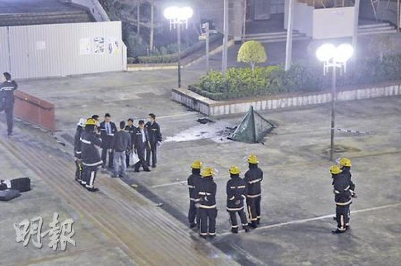 男子昨凌晨在屯門法院對開廣場懷疑自焚,消防接報到場將火救熄,男子已全身燒焦死亡,屍體由警方用帳篷蓋着。(蔡方山攝) 男子昨凌晨在屯門法院對開廣場懷疑自焚,消防接報到場將火救熄,男子已全身燒焦死亡,屍體由警方用帳篷蓋着。(蔡方山攝)