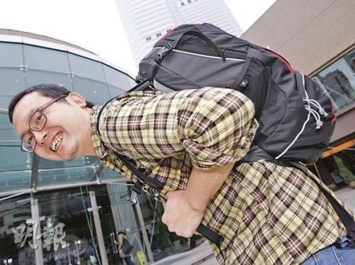 在廣州內地大都市生活的余志海,偏愛背起背囊遊歷農村,有一天,他受農村義工的精神感動,發動背囊客「多背一公斤」,把文具、藥物等物資帶給窮鄉僻壤,遊玩之餘更可改善當地民生。(李紹昌攝)(明報製圖) 在廣州內地大都市生活的余志海,偏愛背起背囊遊歷農村,有一天,他受農村義工的精神感動,發動背囊客「多背一公斤」,把文具、藥物等物資帶給窮鄉僻壤,遊玩之餘更可改善當地民生。(李紹昌攝)(明報製圖)